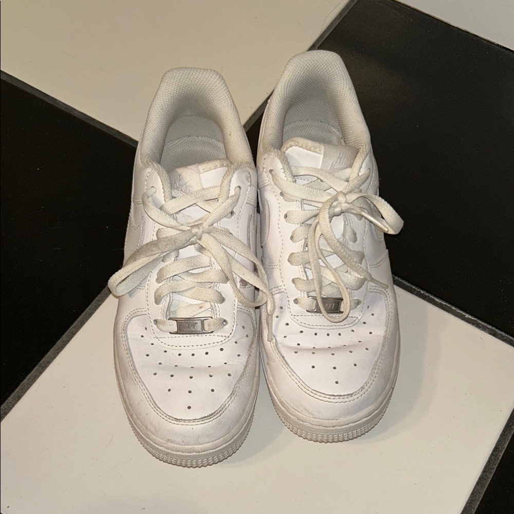 Nike White Air Force 1 Sneakers Classic Design